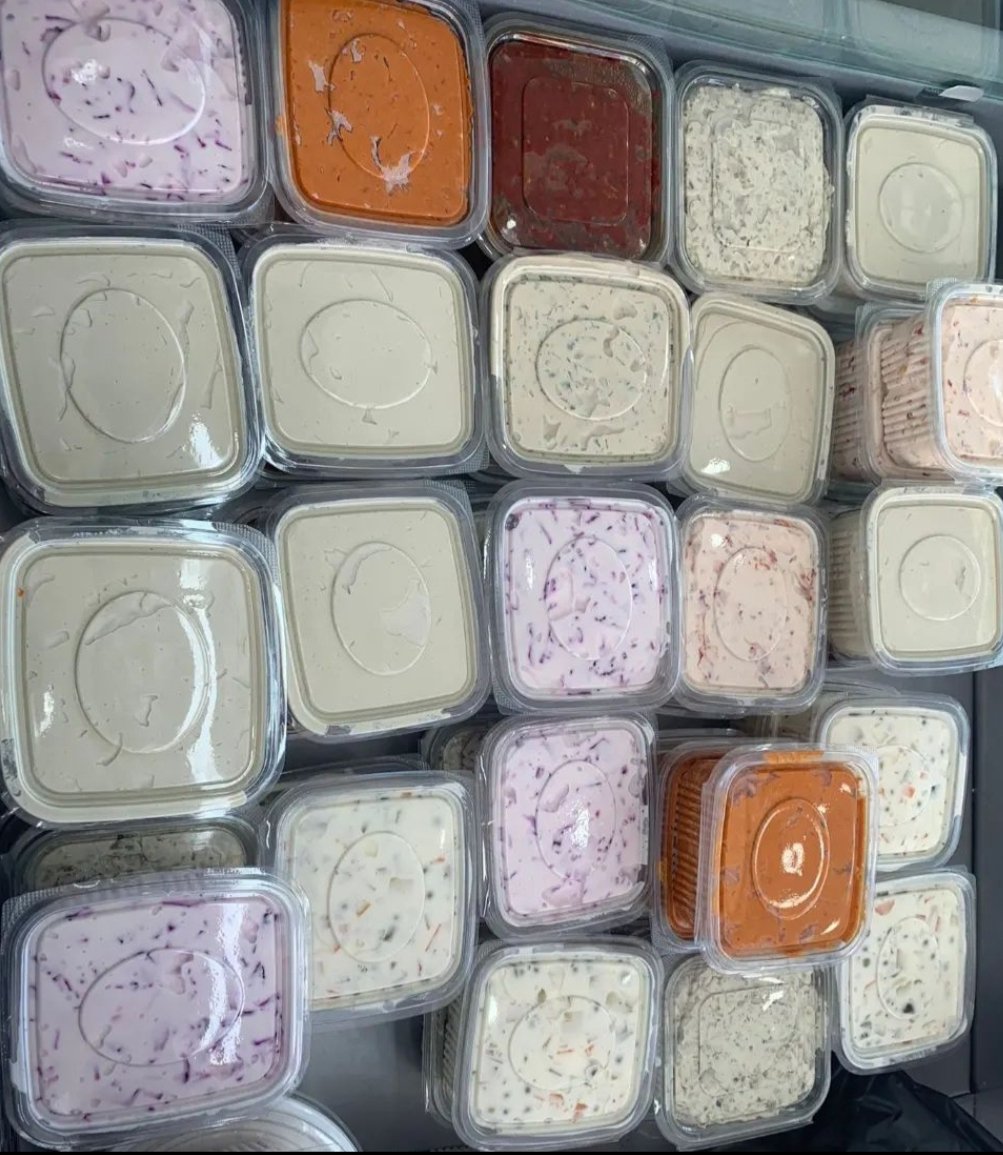 5 kg Toptan Meze Seçeneği. 500'er gramlar şeklinde. Humus. Cevizli biber. Tahin tarator. Süzme yoğurt. Biber yoğutlama. Patlıcan yoğutlama. Zengin.Rus salatası. Prenses. Abugannuş